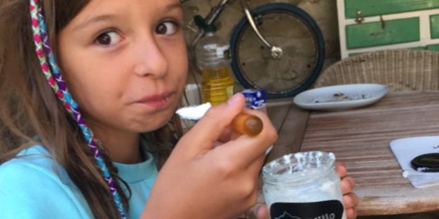 Probando el yogur de Moncedillo